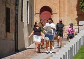 Un grupo de turistas en el Patio Chico.