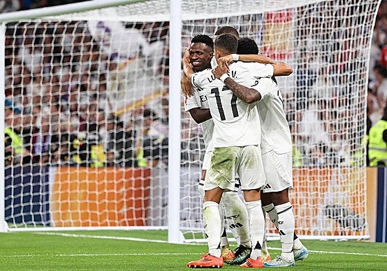 Los jugadores del Real Madrid celebran uno de los tantos.