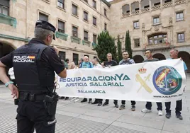 Agentes de la Guardia Civil y de la Policía Nacional concentrados ante la Subdelegación del Gobierno en Salamanca.