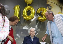 Julia, sentada, recibió las felicitaciones de numerosos vecinos de Cespedosa de Tormes