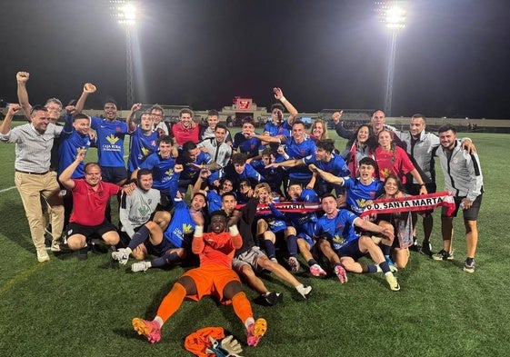 Los jugadores del Santa Marta celebran el triunfo.