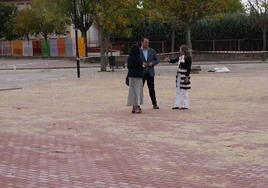 Silvia González, David Mingo y Marta Labrador en la plaza Tierno Galván.