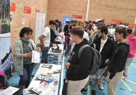 Imagen de estudiantes recibiendo información en el stand de turismo del Ayuntamiento de Béjar.