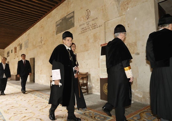 Acceso de Corchado al Paraninfo antes de la inauguración del curso.