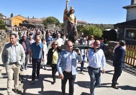 Los fieles de Fuenterroble han acompañado esta mañana a San Miguel en el recorrido por la localidad con motivo de su festividad