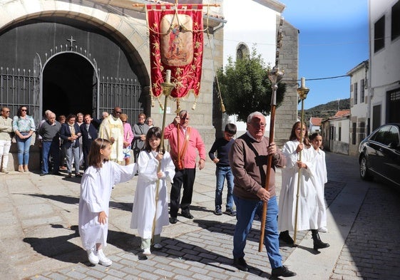 El estandarte y la cruz abrían el paso en la procesión
