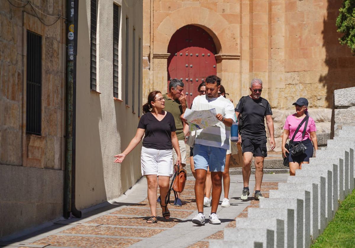 Varios turistas por Salamanca.