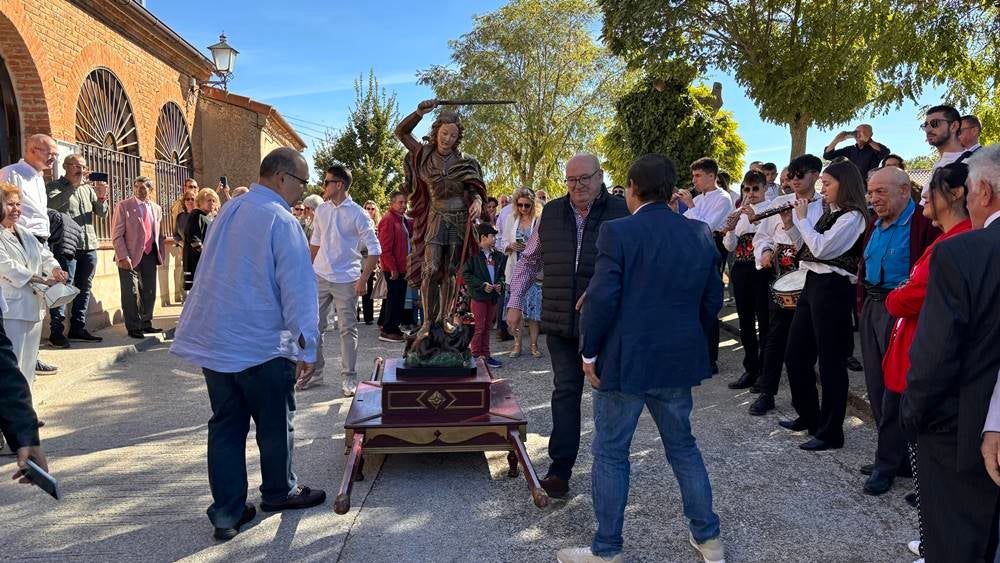 Ritmos de la tierra y bailes para el Santo patrón en Nava de Sotrobal