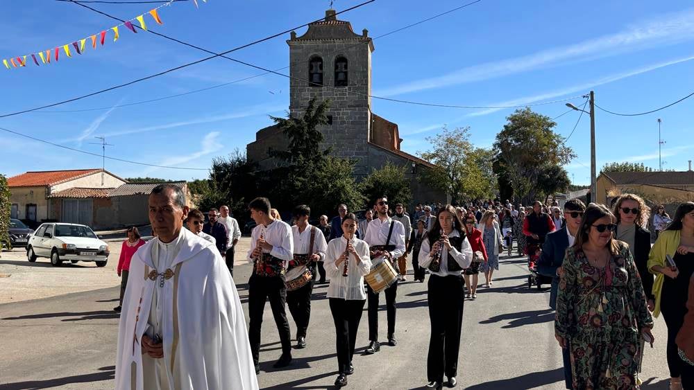 Ritmos de la tierra y bailes para el Santo patrón en Nava de Sotrobal