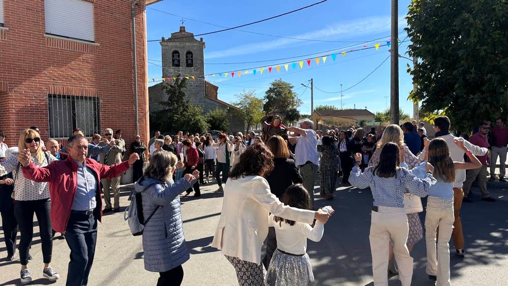 Ritmos de la tierra y bailes para el Santo patrón en Nava de Sotrobal