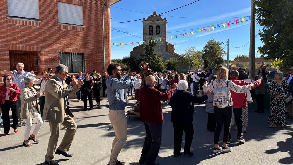 Ritmos de la tierra y bailes para el Santo patrón en Nava de Sotrobal