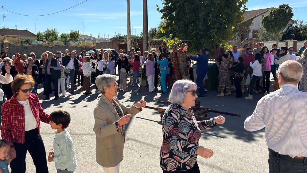 Ritmos de la tierra y bailes para el Santo patrón en Nava de Sotrobal