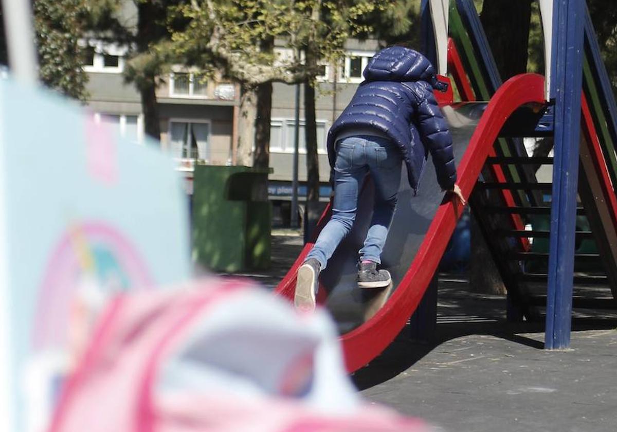 Un niño en un parque jugando en un tobogán.