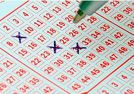 Una persona anotando los números de La Primitiva.