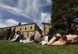 Chicas tomando el sol en Plaza Anaya.