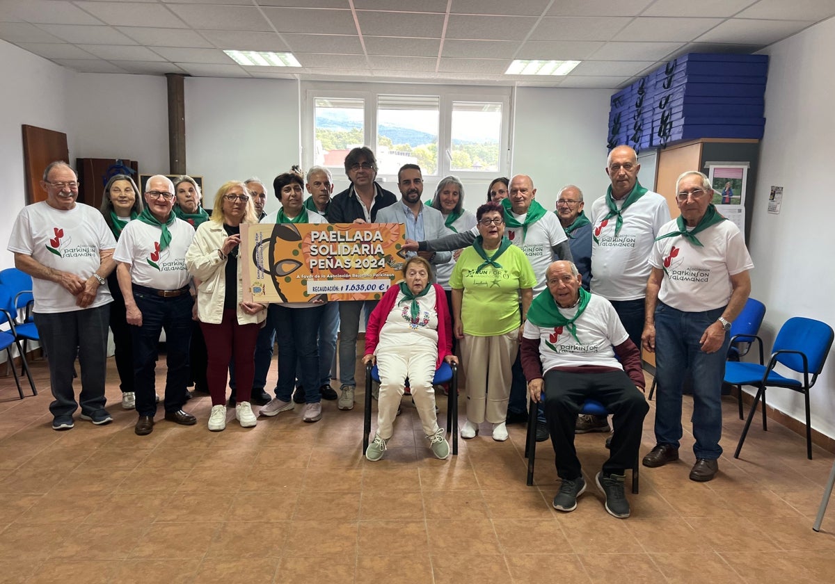 Integrantes de la asociación del Parkinson con las autoridades, ayer con el cheque de la paellada solidaria en Béjar.