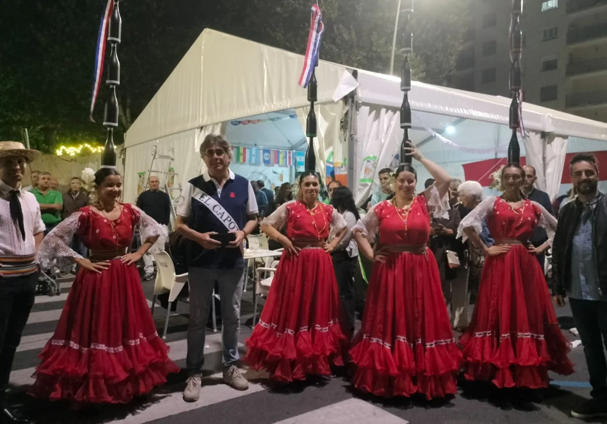 Encuentro de autoridades con artistas presentes en las fiestas de Béjar para mostrar la cultura de Paraguay.