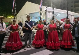 Encuentro de autoridades con artistas presentes en las fiestas de Béjar para mostrar la cultura de Paraguay.