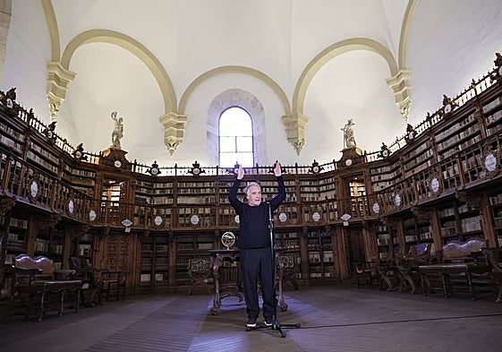 Ferrán Adriá en la Biblioteca Histórica de la Universidad.