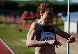 Lorena Martín, controlando sus tiempos durante una prueba al aire libre esta pasada temporada.