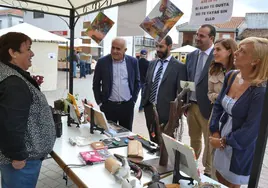 Las autoridades durante la visita a los diferentes puestos de la feria