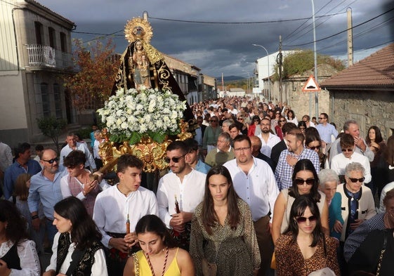 Los fieles acompañaron a la Virgen en su traslado a la iglesia