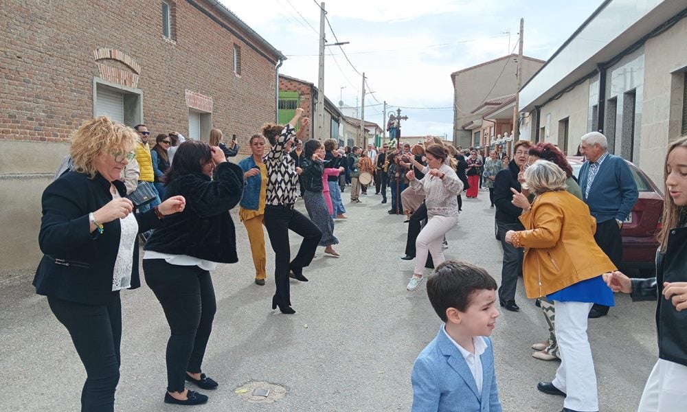 Honores a la Virgen del Rosario en Poveda de las Cintas