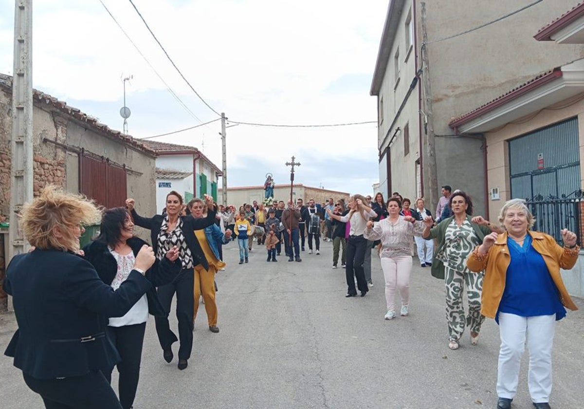 Honores a la Virgen del Rosario en Poveda de las Cintas