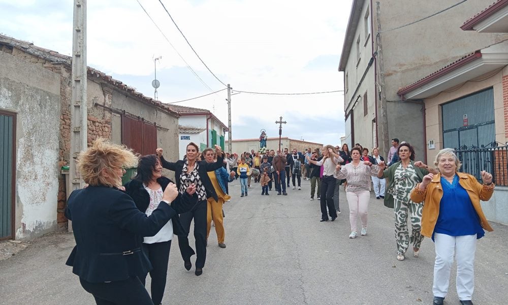 Honores a la Virgen del Rosario en Poveda de las Cintas