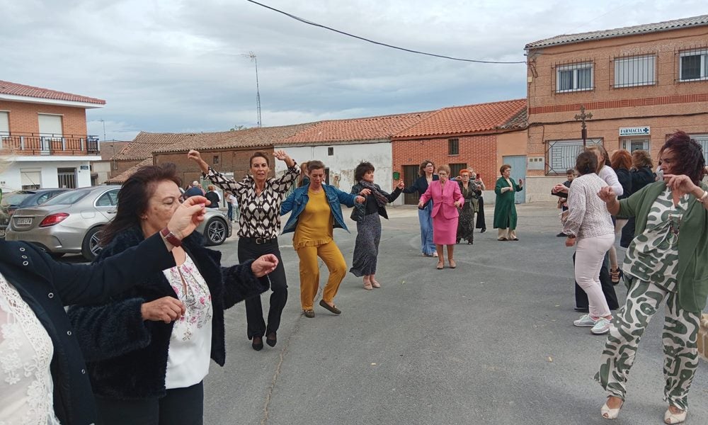 Honores a la Virgen del Rosario en Poveda de las Cintas