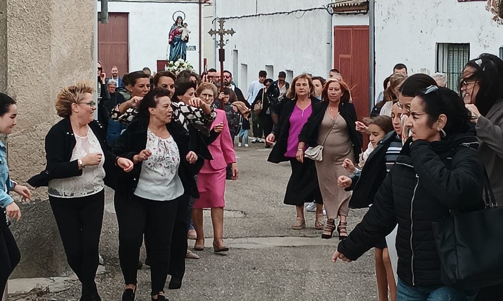 Honores a la Virgen del Rosario en Poveda de las Cintas