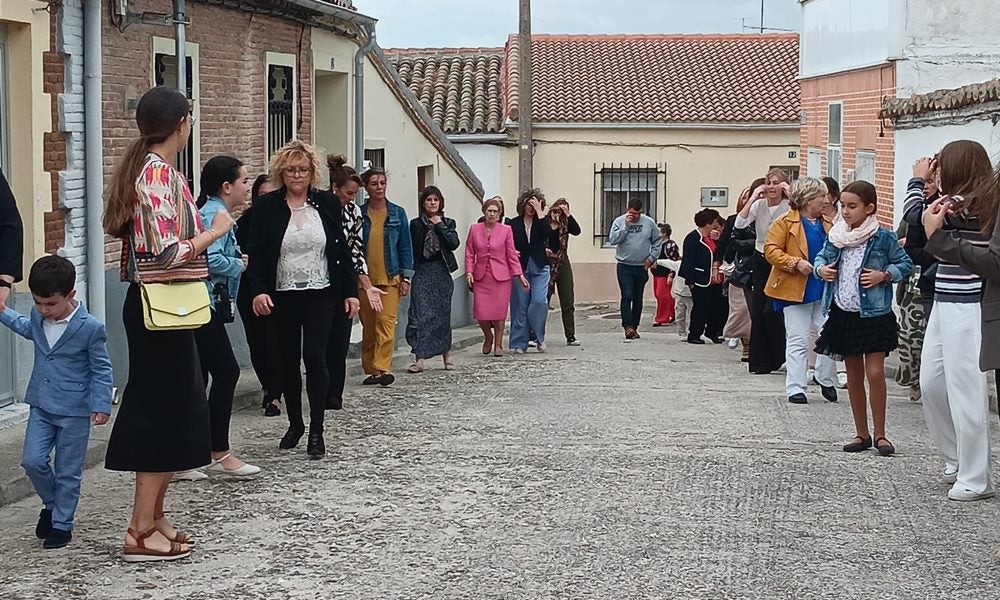 Honores a la Virgen del Rosario en Poveda de las Cintas