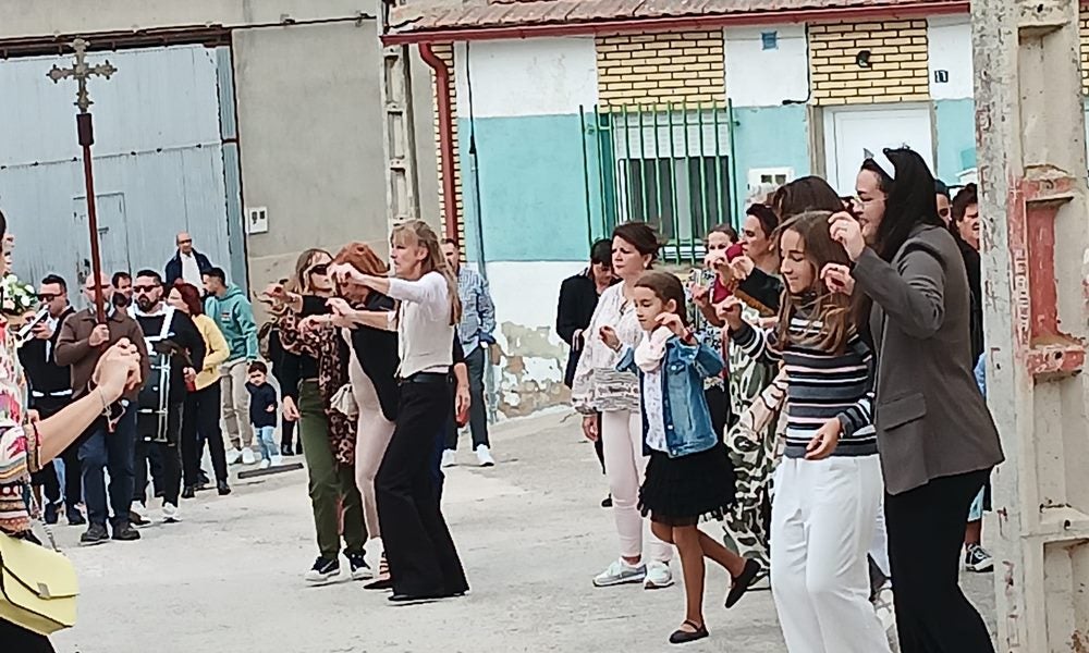 Honores a la Virgen del Rosario en Poveda de las Cintas