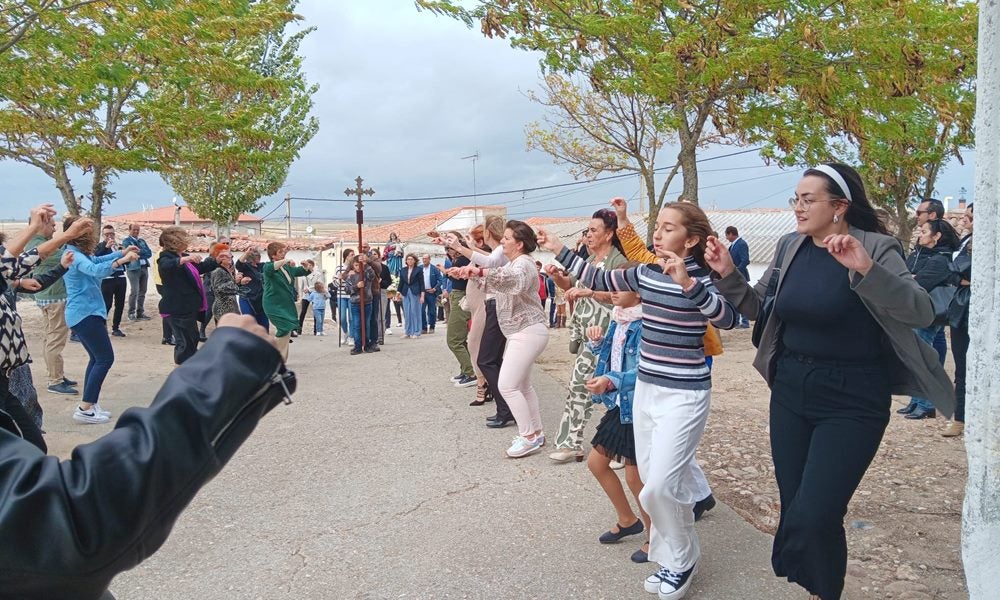 Honores a la Virgen del Rosario en Poveda de las Cintas