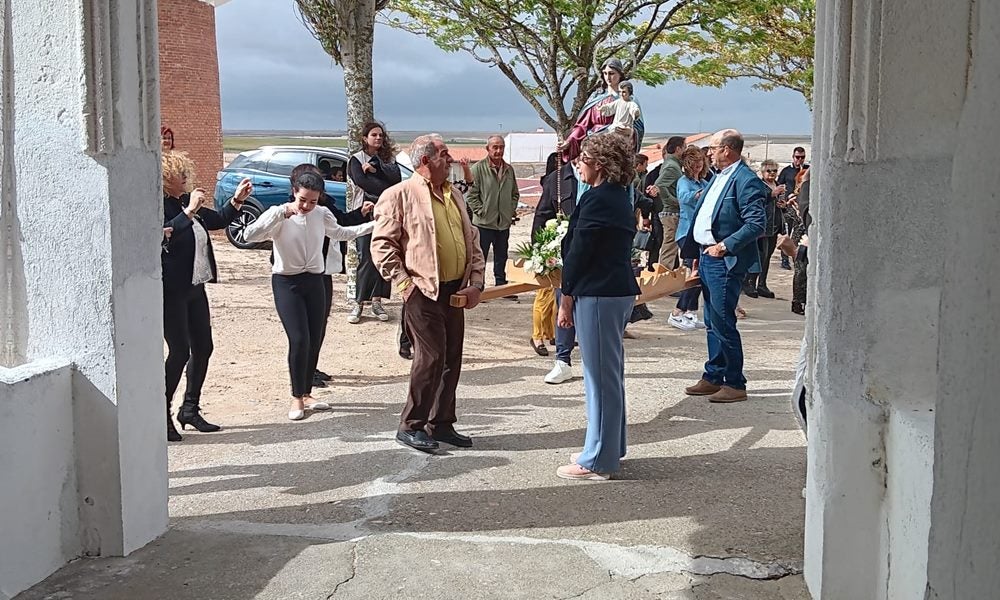 Honores a la Virgen del Rosario en Poveda de las Cintas