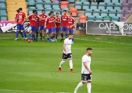 Los jugadores del Bergantiños FC celebran el primer gol del partido.