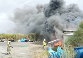 Los Bomberos de la Diputación actúan sobre las llamas.