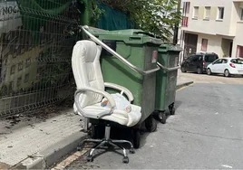 Imagen de una silla de oficina depositada en la calle Nogalera el pasado jueves.