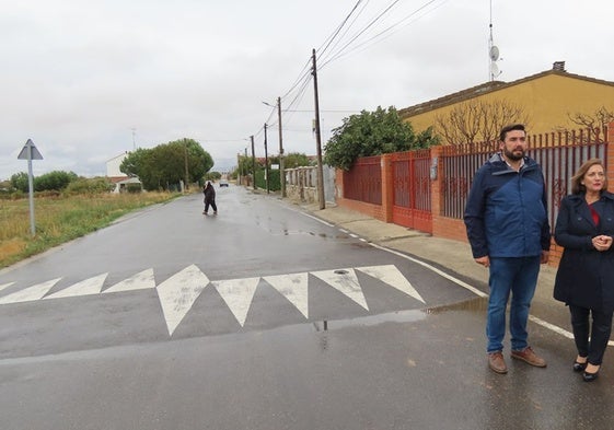 Antonio Poveda y Carmen Ávila en la calle Las Verónicas.