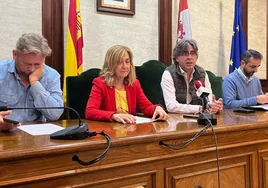 Jonathan Sánchez, Purificación Pozo, Luis Francisco Martín y Javier Hernández, este miércoles en el Ayuntamiento de Béjar.