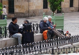 Algunos turistas disfrutan del ambiente salmantino en un día de otoño.