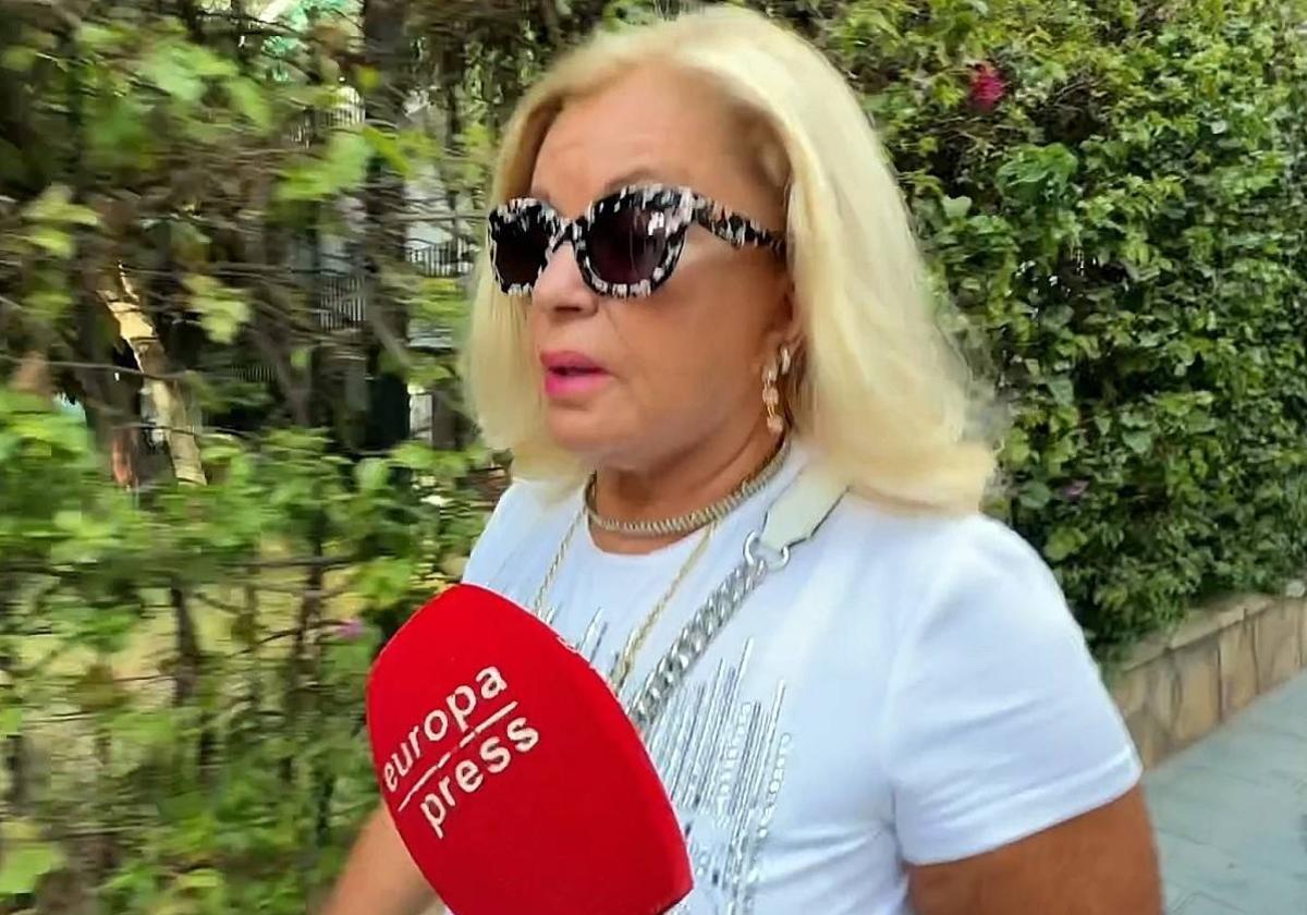 Barbara Rey, atiende a los medios.