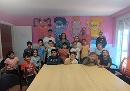 La edil Mari Cruz Gacho y el alcalde David Mingo, junto a los niños del CAI.
