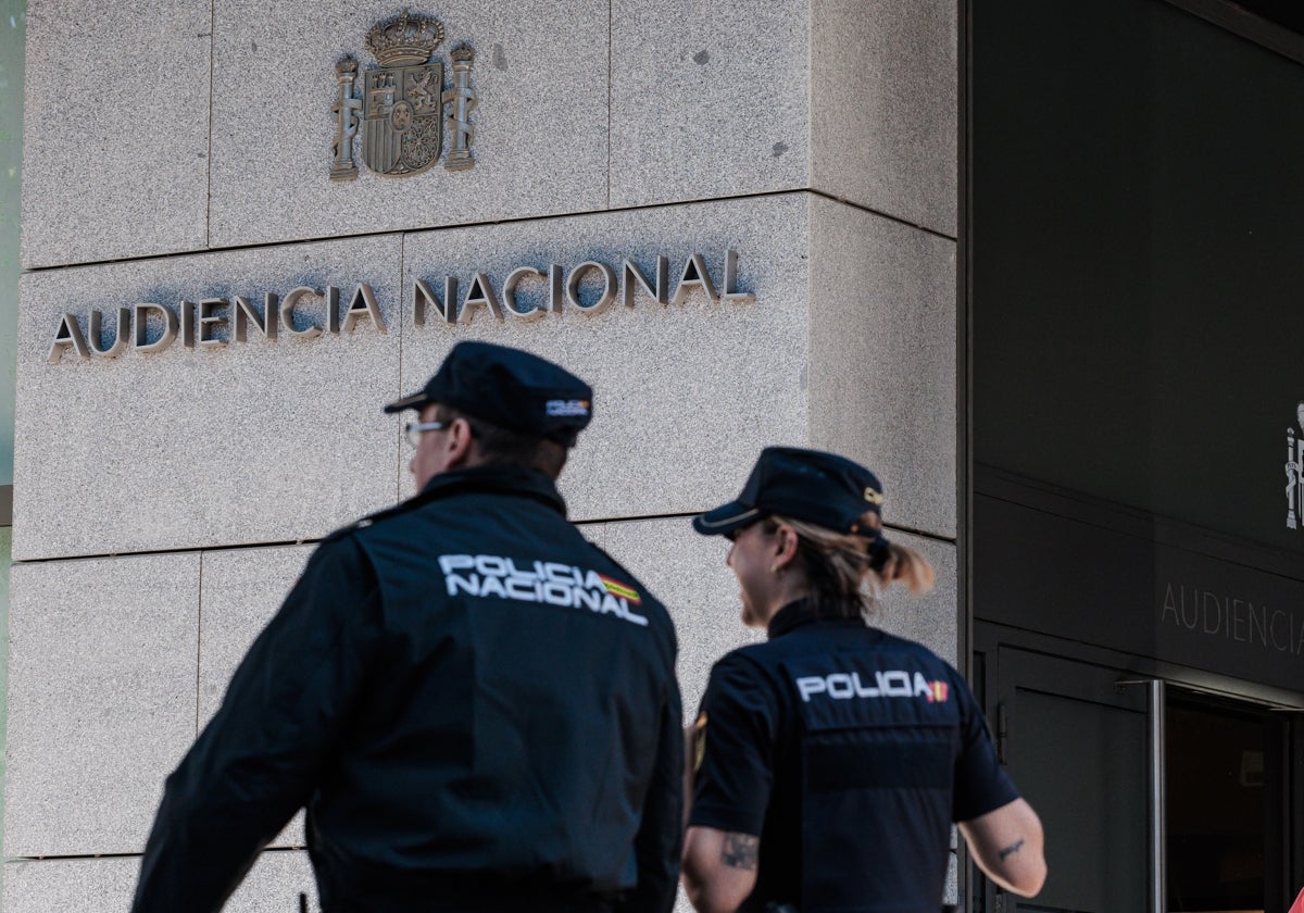 Dos agentes de Policía Nacional en la Audiencia Nacional.