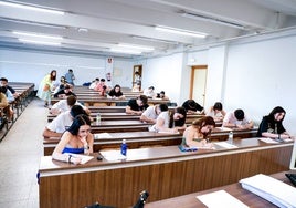 Alumnos durante una de las pruebas de la EBAU.