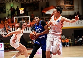 Arica Carter intenta ir hacia la canasta italiana.