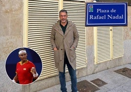 El alcalde de Villamayor, Ángel Peralvo, en la plaza de Rafael Nadal.