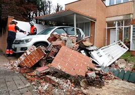 Un turismo destroza el muro de una chalé en la avenida Padre Ignacio Ellacuría en octubre de 2022.