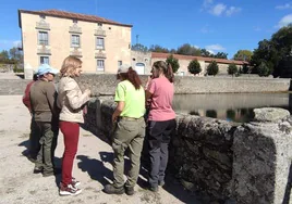 La concejala de Turismo visitó El Bosque con el personal de jardinería para ver el resultado del desbroce.