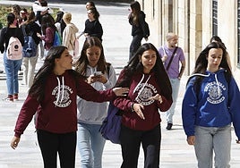 Algunos estudiantes transitan por el casco histórico de Salamanca.